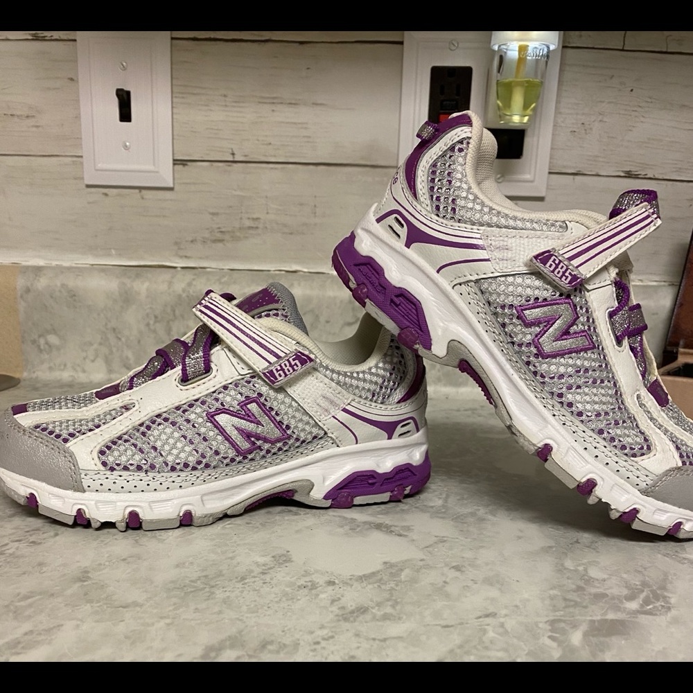 Girls New Balance 685 Velcro tennis shoes